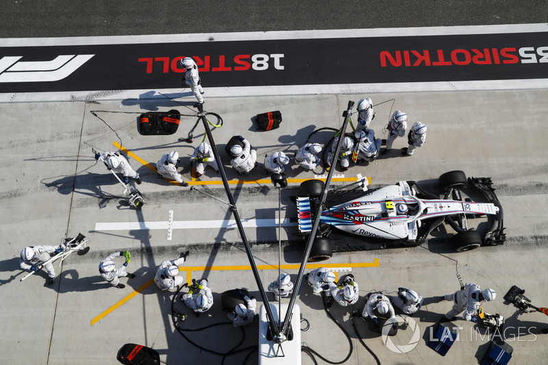 Sergey Sirotkin, Williams FW41 Mercedes, lascia il box dopo un pit stop