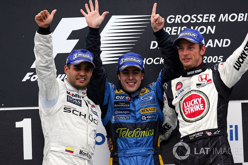 Podium: Kedua Juan Pablo Montoya, McLaren; Pemenang Fernando Alonso, Renault dan Posisi Ketiga Jenson Button, BAR