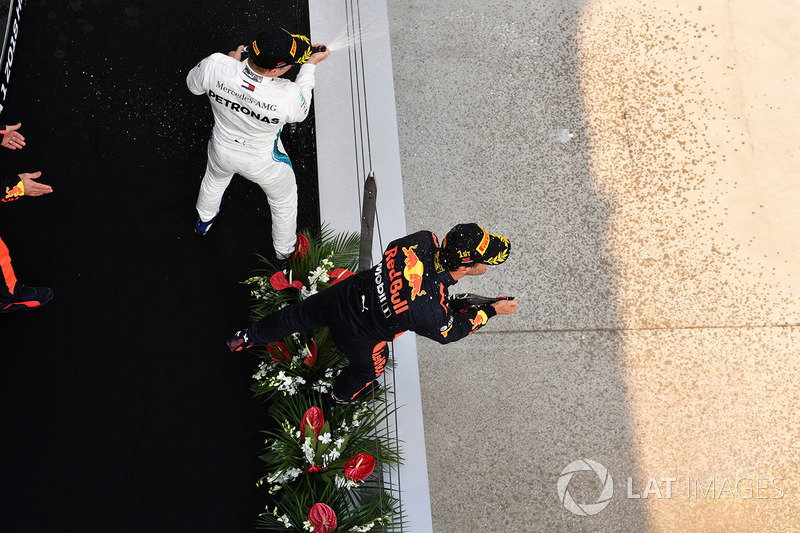 Race winner Daniel Ricciardo, Red Bull Racing and Valtteri Bottas, Mercedes-AMG F1 on the podium