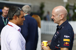 Juan Pablo Montoya y Adrian Newey, Director técnico de Red Bull Racing