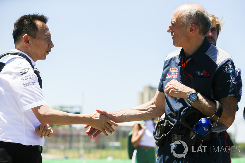 Yusuke Hasegawa, Senior Managing Officer, Honda, shakes hands with Franz Tost, Team Principal, Scuderia Toro Rosso