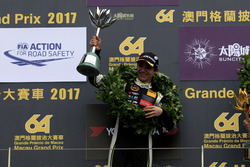 Podium: Tweede plaats Lando Norris, Carlin, Dallara Volkswagen