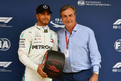Il poleman Lewis Hamilton, Mercedes-AMG F1 riceve il Pirelli Pole Position Award da Carlos Sainz