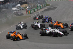 Fernando Alonso, McLaren MCL33 en Lance Stroll, Williams FW41 bij de start