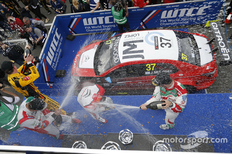 Podium: second place Nicky Catsburg, LADA Sport Rosneft, Lada Vesta; Winner José María López, Citroë