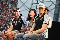 Sergio Pérez, Sahara Force India F1 y Nico Hulkenberg, Sahara Force India F1 escenario con los fans