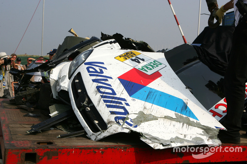 La voiture détruite de Peter Dumbreck, OPC Team Phoenix, Opel Vectra GTS V8, après son crash à la sortie du virage Arie Luyendijk