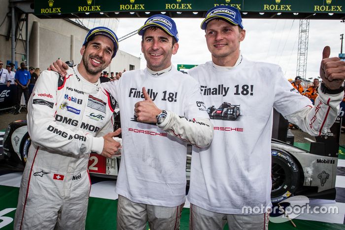 Ganadores de la carrera #2 Porsche Team Porsche 919 Hybrid: Neel Jani, Romain Dumas, Marc Lieb celebrate