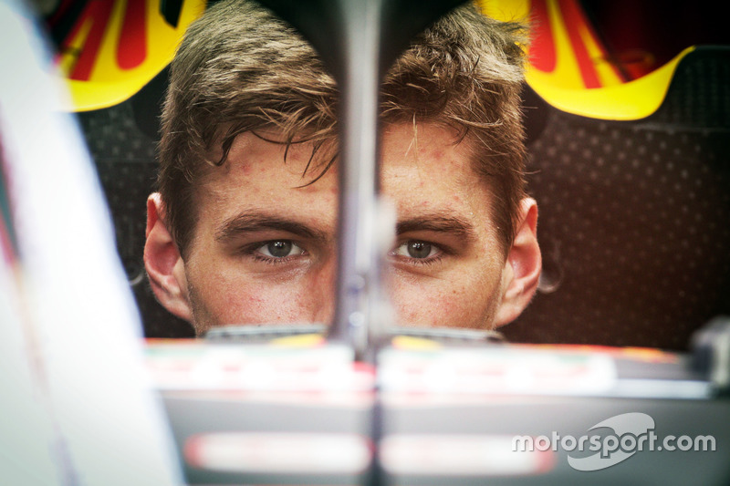 Verstappen kijkt recht vooruit