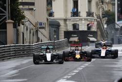 Lewis Hamilton, Mercedes AMG F1 W07 Hybrid lidera a Daniel Ricciardo, Red Bull Racing RB12