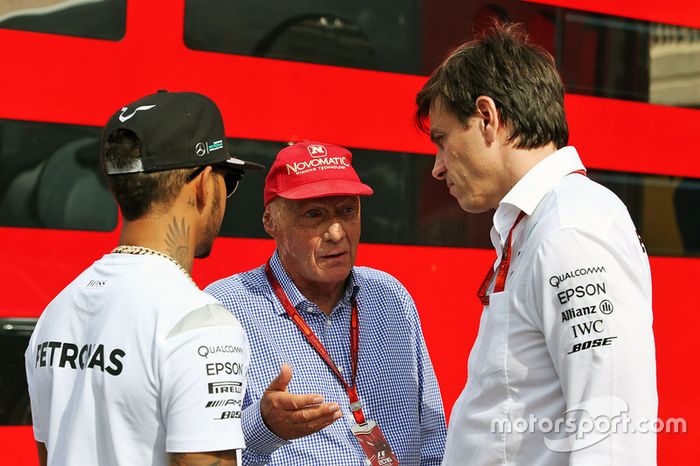 Lewis Hamilton, Mercedes AMG F1 con Niki Lauda, Mercedes Presidente no ejecutivo y Toto Wolff, Mercedes AMG F1 accionista y Director Ejecutivo