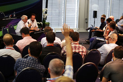 Charlie Whiting, Délégué de la FIA et Matteo Bonciani, responsable presse de la FIA lors d'une conférence de presse