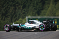 Nico Rosberg, Mercedes AMG F1 W07 Hybrid va a sbattere nella terza sessione di prove libere