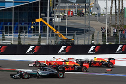 Crash du départ avec Sebastian Vettel, Ferrari SF16-H, Daniil Kvyat, Red Bull Racing RB12, Daniel Ricciardo, Red Bull Racing RB12 et Lewis Hamilton, Mercedes AMG F1 Team W07