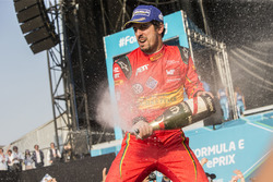 Podio: il vincitore Lucas di Grassi, ABT Schaeffler Audi Sport, secondo Jérôme d'Ambrosio, Dragon Ra