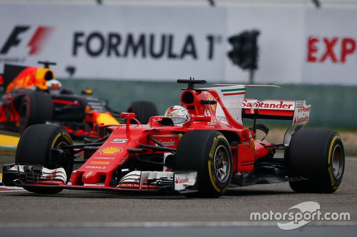 Sebastian Vettel, Ferrari SF70H, y Daniel Ricciardo, Red Bull Racing RB13