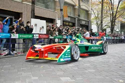 Lucas di Grassi, ABT Schaeffler Audi Sport, si esibisce lungo Marunouchi NakaDori Street