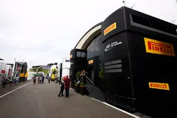 El motorhome de Pirelli en el Paddock