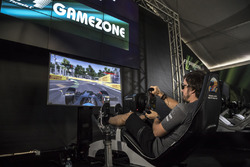 Fernando Alonso, McLaren in een simulator