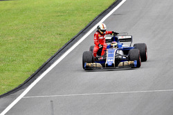 Pascal Wehrlein, Sauber C36 prend Sebastian Vettel, Ferrari en stop