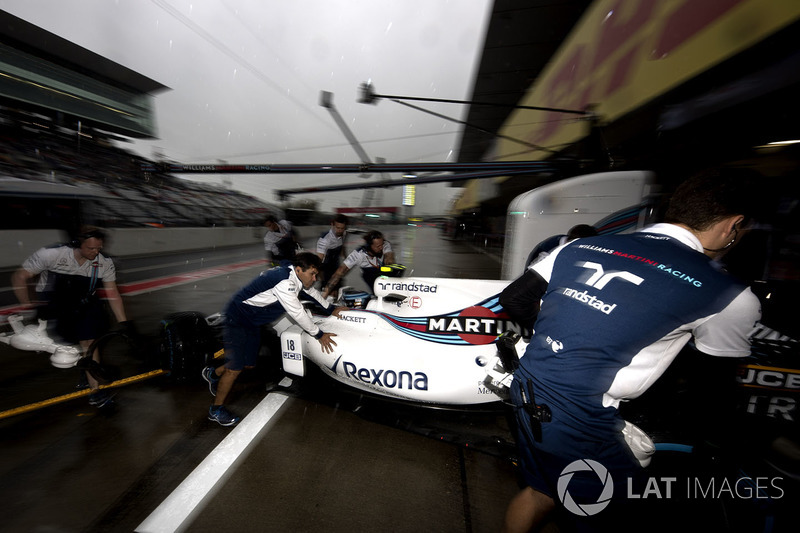 Lance Stroll, Williams FW40, didorong masuk ke garasi