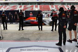 Max Verstappen, Red Bull Racing RB13 en los pits