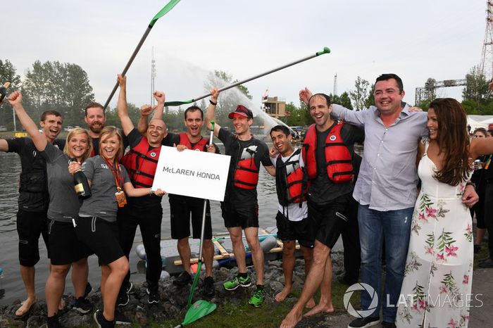 McLaren and Eric Boullier, McLaren Racing Director celebra en la carrera de balsas