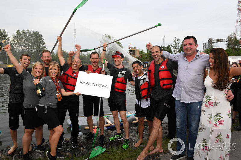 McLaren and Eric Boullier, McLaren Racing Director celebra en la carrera de balsas
