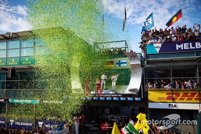 Confetis sobre los tres pilotos del podio