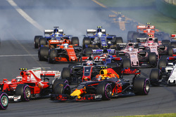 Kimi Raikkonen, Ferrari SF70H, devant Max Verstappen, Red Bull Racing RB13, Romain Grosjean, Haas F1 Team VF-17, et le reste du peloton au départ