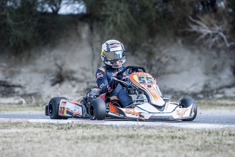 Гонщик Scuderia Toro Rosso Карлос Сайнс-мл. за рулем карта
