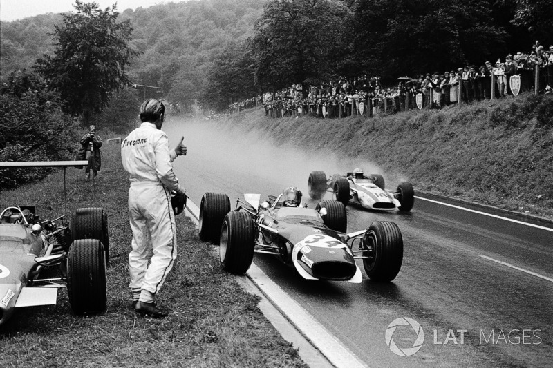 1968年フランスGP:リタイアしたグラハム・ヒルから、ドライ用のバイザーを受け取るジョー・シフェール