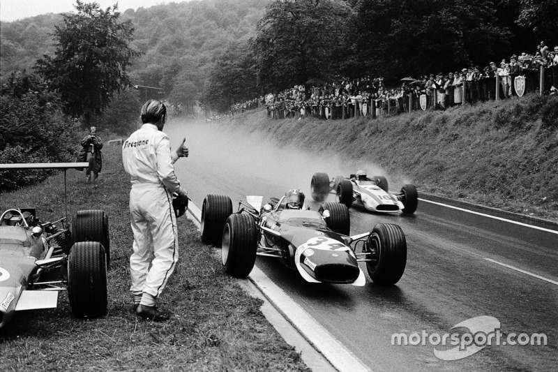 1968 - Jo Siffert recebe viseira de Graham Hill. John Surtees, Honda, passa ao lado