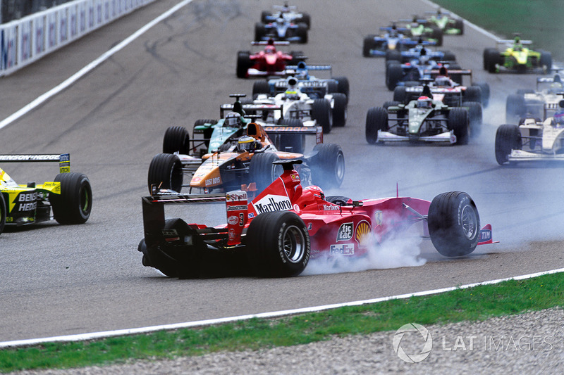 Um ano antes, não teve jeito: na prova que marcou a primeira vitória de Barrichello, foi eliminado logo após uma colisão com Fisichella.
