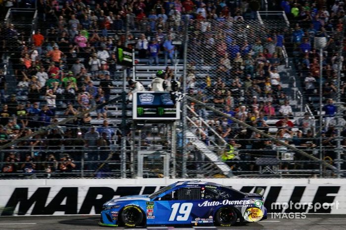 Race winner  Martin Truex Jr., Joe Gibbs Racing, Toyota Camry Auto Owners Insurance