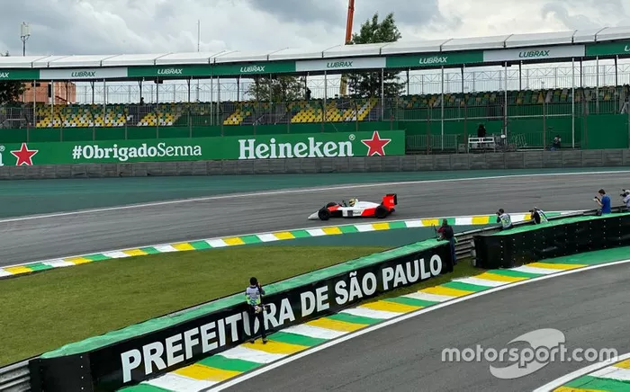 Bruno Senna conduce el McLaren MP4/4
