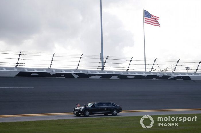 El Presidente Donald J Trump lidera la parrilla con el Cadillac conocido como 