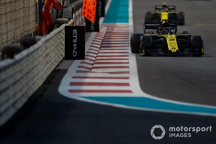 Daniel Ricciardo, Renault F1 Team R.S.19, precede Nico Hulkenberg, Renault F1 Team R.S. 19