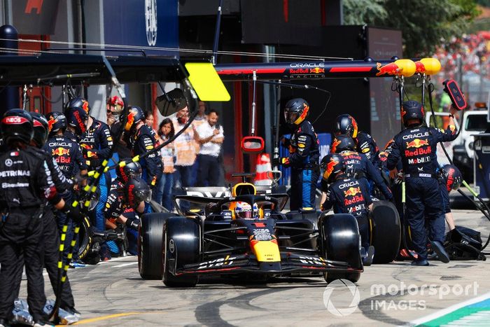 Max Verstappen, Red Bull Racing RB20, en boxes tras una parada en boxes.