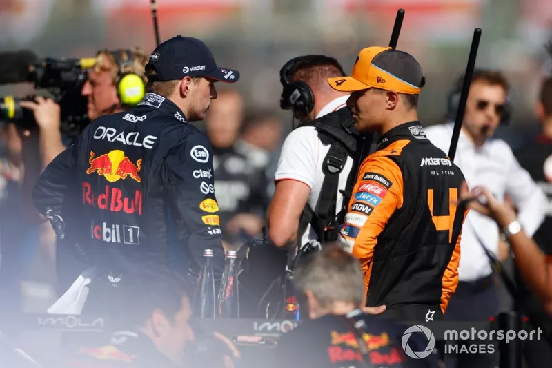 Pole man Max Verstappen, Red Bull Racing, Lando Norris, McLaren F1 Team, praten in Parc Ferme na de kwalificatie