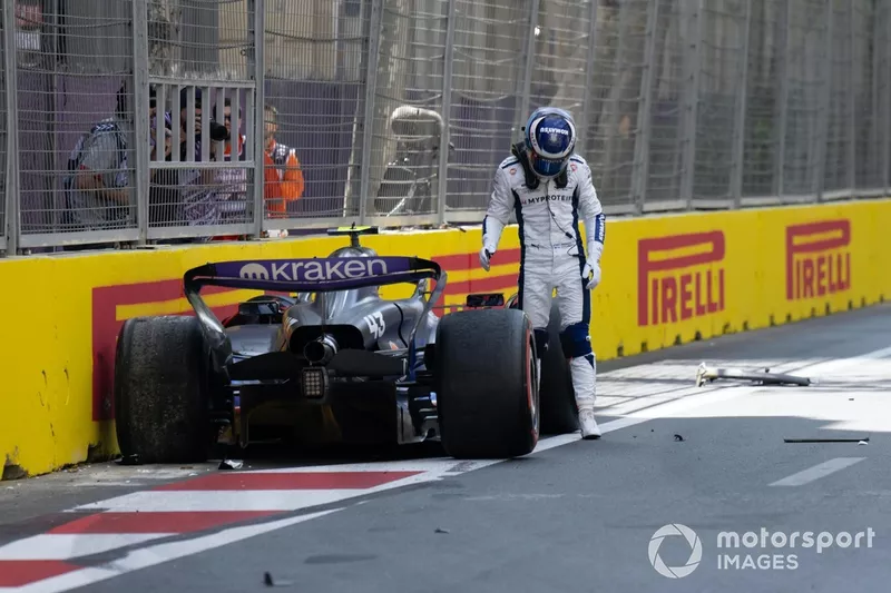 Franco Colapinto, Williams Racing, sort de sa voiture endommagée après un accident en FP1.