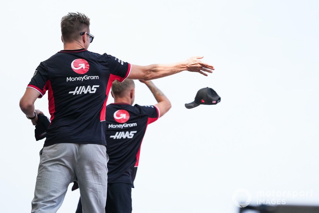 Nico Hulkenberg, Haas F1 Team, Kevin Magnussen, Haas F1 Team, lanzan gorras a los aficionados