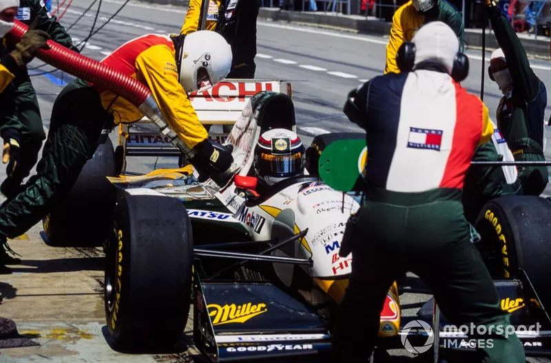 Alessandro Zanardi, Lotus 107C Mugen-Honda, makes a pitstop.