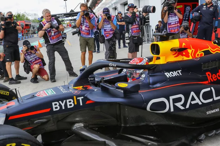 Max Verstappen, Red Bull Racing RB20, en boxes