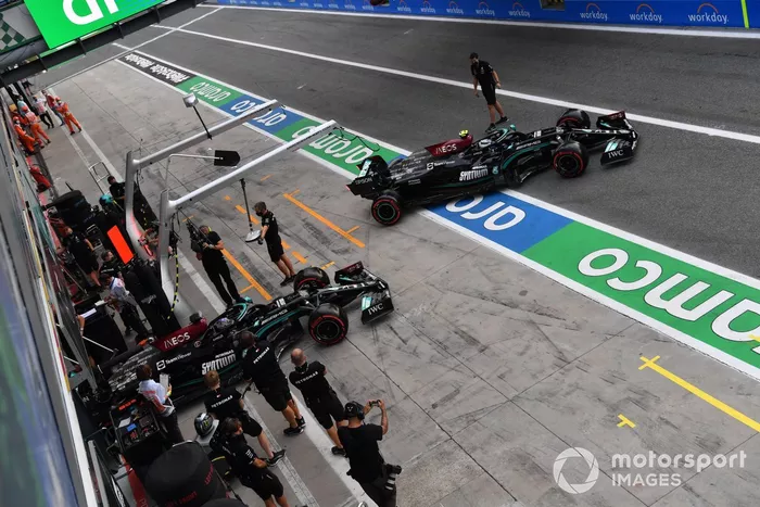 Valtteri Bottas, Mercedes W12, y Lewis Hamilton, Mercedes W12 salen del box