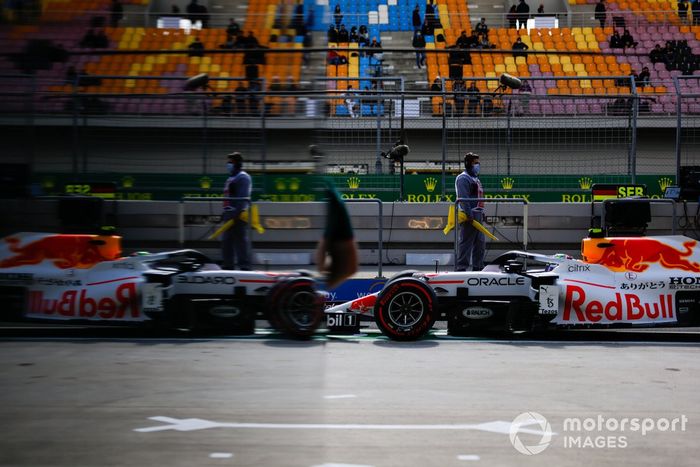 Sergio Pérez, Red Bull Racing RB16B, en el pit lane