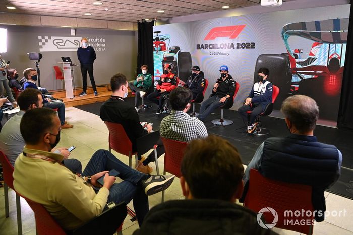 Sebastian Vettel, Aston Martin, Charles Leclerc, Ferrari, Max Verstappen, Red Bull Racing, Fernando Alonso, Alpine F1 Team, Yuki Tsunoda, Scuderia AlphaTauri, en la rueda de prensa