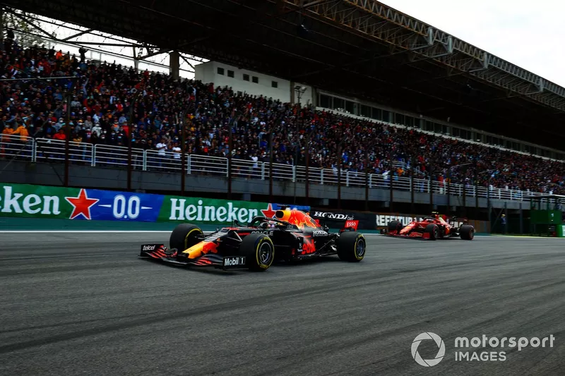 Max Verstappen, Red Bull Racing RB16B, Carlos Sainz Jr, Ferrari SF21