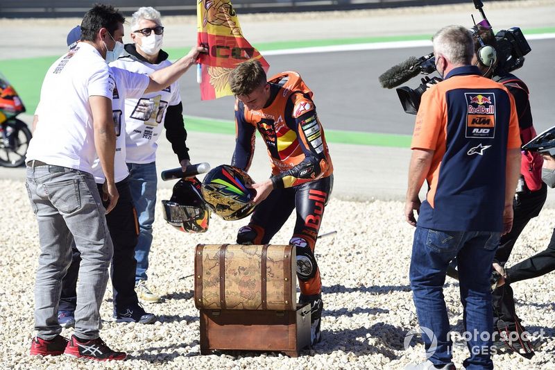 El ganador de la carrera y campeón del mundo Pedro Acosta, Red Bull KTM Ajo