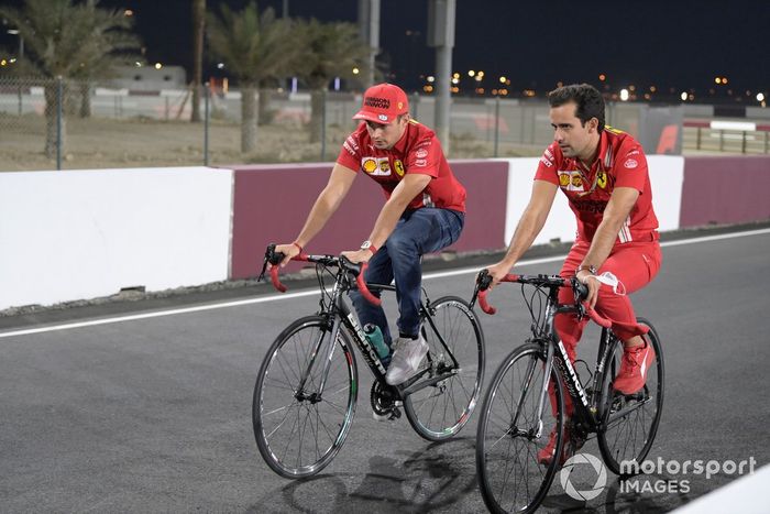 Charles Leclerc, Ferrari recorre la pista en bicicleta